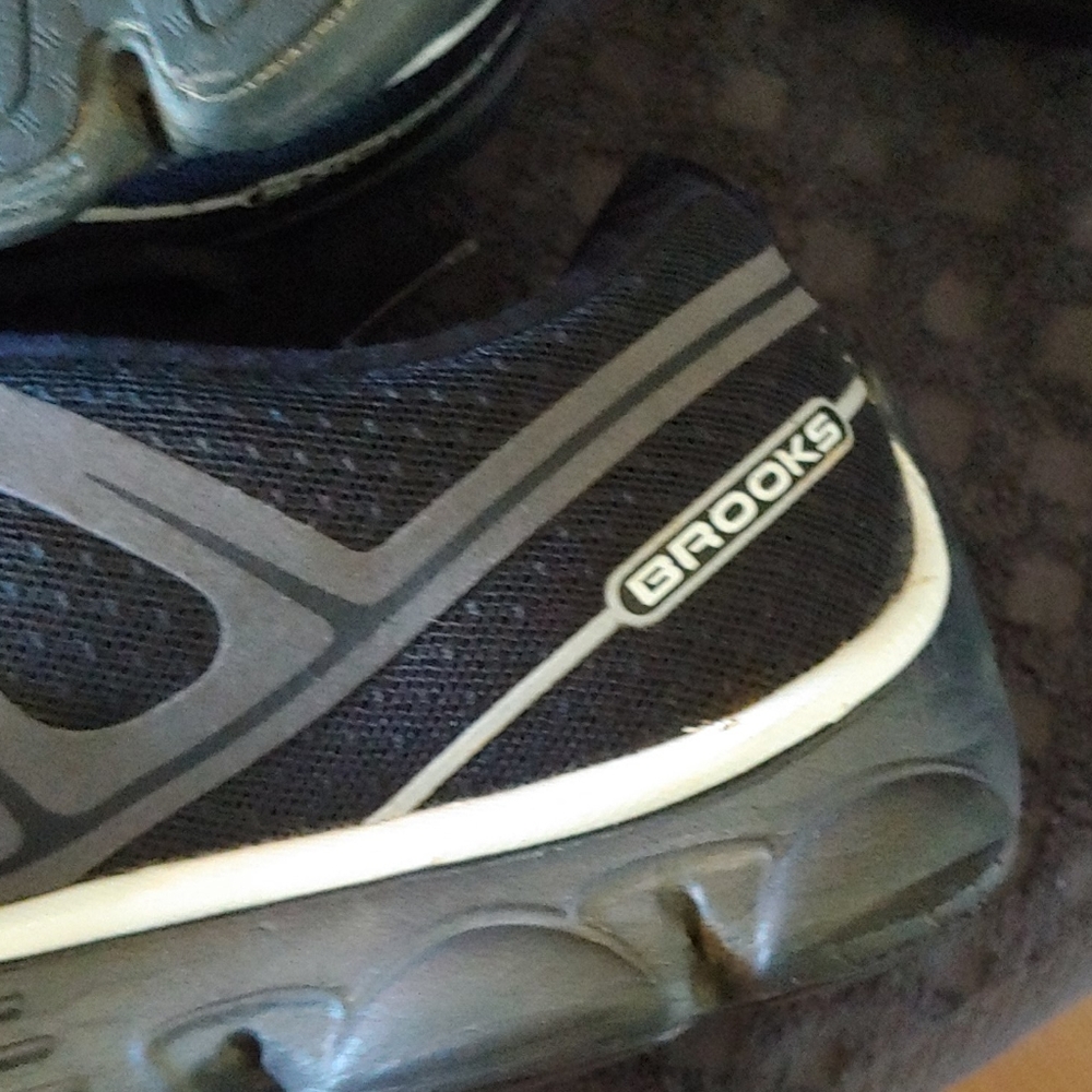 Like New Brooks PureFlow sneaker mens sz. 9.5M - Picture 7 of 14